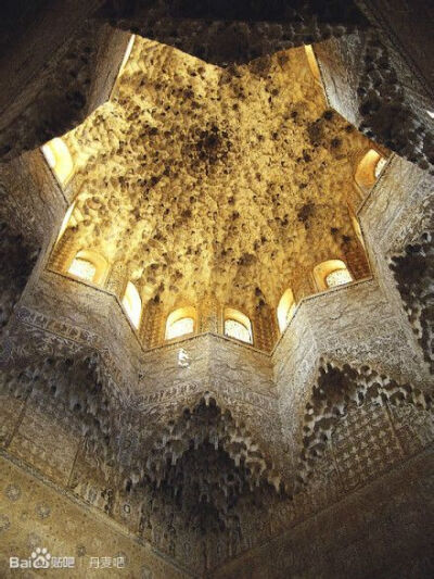阿尔罕布拉宫】（Alhambra Palace）是位于西班牙南部的一组古代建筑群，已在世界遗产名录。风格繁复而又精致