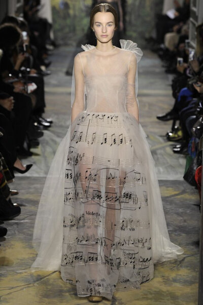 “La valse de Violetta Valéry”, parchment-colored tulle dress embroidered with the score from “La Traviata”. 茶花女