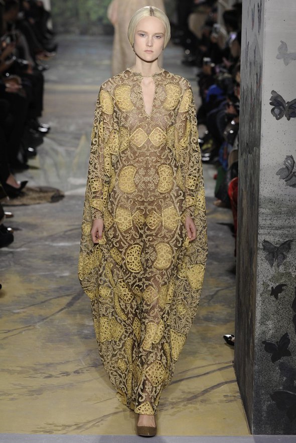 “Pandora et le Hollandais Volant”, mercury grey résille dress embroidered with a copper soutache. 漂泊的荷兰人，瓦格纳 “Le vaisseau fantôme”- Richard Wagner - 1843 400 heures d’incrustation de la dentelle crochetée. Document fin XVIème.