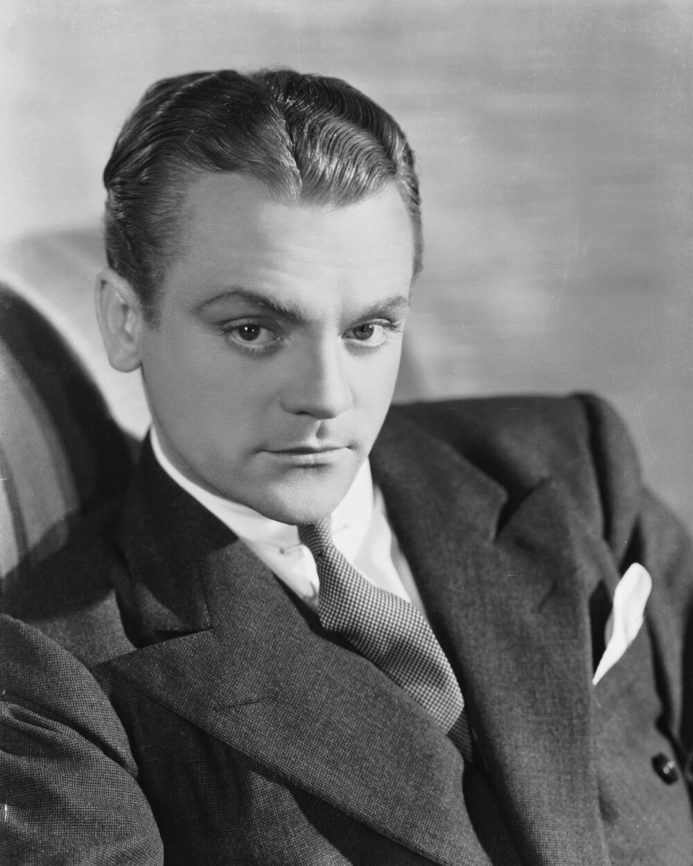 第十五届（1942） 詹姆斯·卡格尼 James Cagney 性别: 男 星座: 巨蟹座 生卒日期: 1899-07-17 至 1986-03-30 出生地: 美国,纽约 职业: 演员 / 制片 / 导演 更多外文名: James Francis Cagney (本名) / Jimmy (昵称) / The Professional Againster (昵称) 更多中文名: 詹姆斯·贾克内 1943 奥斯卡(美国电影学院奖) 最佳男主角 胜利之歌 (1942)