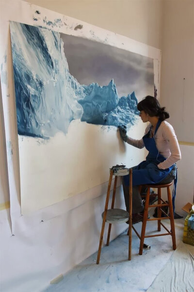 表现气候变化或者是极端天气对于许多艺术家来说似乎是一件非常困难的事情，但对于布鲁克林的艺术家Zaria Forman来说，创作这一主题的作品无非是回忆自己年少时在格陵兰岛的经历。立体逼真的创作，让人瞬间被吸引