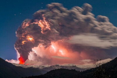 智力摄影师Francisco Negroni记录下了Cordón Caulle火山喷薄的烟雾与炫目的闪电花火