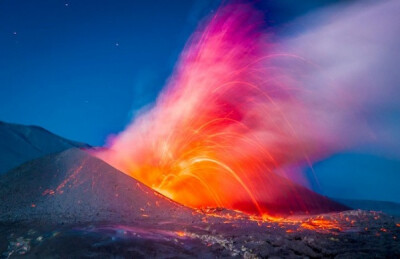 智力摄影师Francisco Negroni记录下了Cordón Caulle火山喷薄的烟雾与炫目的闪电花火