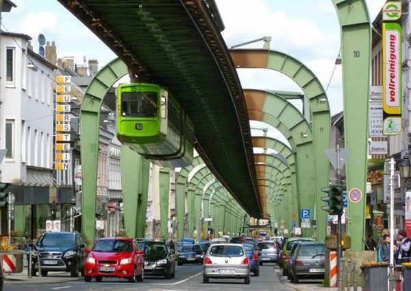 在德国的这条单轨悬挂式铁路被称为“Schwebebahn”，它翻译为“Foating Railway”，但在英国一般称为“Hanging Railway”或“Suspension Railway”。德国的官方名称是“Einschienige Hangebahn”