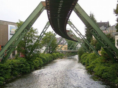 这条单轨悬挂式电车位于德国西部城市伍珀塔尔(Wuppertal,伍珀塔尔是德国最早的工业化城市)，这是初建于1901，已经近百年历史的轨道交通，它的全长为8.3英里(13.3公里），大部分的轨道运行在武佩尔河上。之间穿过Wohl…
