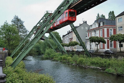  有着百年历史的Schwebebahn，是一个安全可靠的环保公共交通工具，它由电能驱动，可以说是零排放；其次由于在高架铁路上运行，所以不会对地面交通造成太大的压力。 这种单轨悬挂式列车营运百年以来只发生过一次交通…