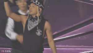 塔比和永裴传飞吻  权leader在旁边笑出声~ cr:logo