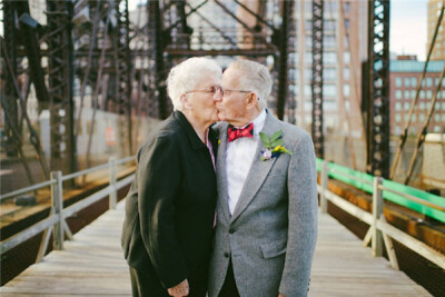 设计师 Lauren Wells 的祖父母结婚61年以来，从来没有脱下过戒指，一直保持着分享秘密的关系，但遗憾的是，他们只在结婚的时候有过一张合影。于是，孙女决定为祖父母拍一辑“飞屋环游记”来纪念他们的永恒真爱