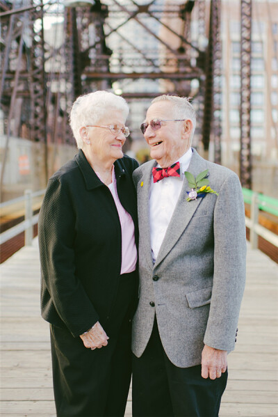 设计师 Lauren Wells 的祖父母结婚61年以来，从来没有脱下过戒指，一直保持着分享秘密的关系，但遗憾的是，他们只在结婚的时候有过一张合影。于是，孙女决定为祖父母拍一辑“飞屋环游记”来纪念他们的永恒真爱