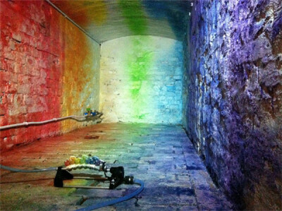 荷兰艺术家 Edwin Deen 利用彩色颜料、电动水龙头、数米的软管和一个普通的园林喷灌，可以瞬间为白房子涂上五颜六色，变成彩虹小屋