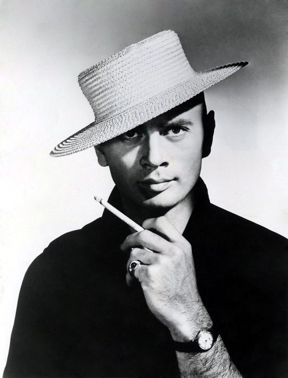 第二十九届（1956） 尤·伯连纳 Yul Brynner 性别: 男 星座: 巨蟹座 生卒日期: 1920-07-11 至 1985-10-10 出生地: 俄罗斯,海参崴 职业: 演员 / 导演 更多外文名: Yuli Borisovich Bryner (本名) 1957年 奥斯卡(美国电影学院奖) 最佳男主角 国王与我 (1957)