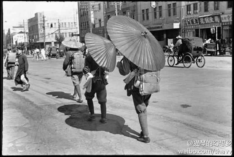 南京1949年，一个老外拍的，打油伞的战士？还有戴斗笠的，有点萌