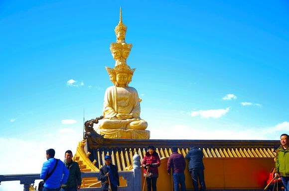 峨眉山之旅—金鼎佛像