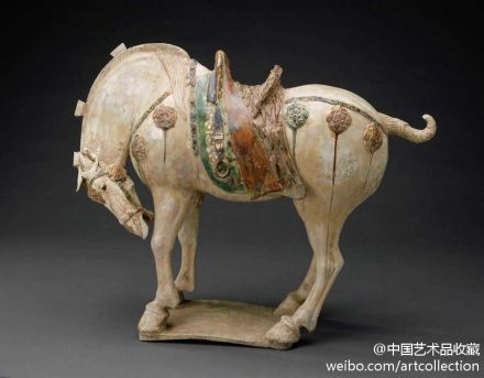 唐 《三彩马》 】唐三彩，高59.05cm（图一）、高73cm（图二），美国波士顿美术馆藏。 此二件三彩马在外形上做得十分逼真，而且充分发挥了艺术想像力，恰当地运用了艺术夸张的手法，使马的内在精神表现得淋漓尽致。唐三彩陶器中，马是最常见的题材。三彩马一般作为随葬品，在唐代非常盛行。