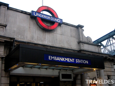 堤岸地铁站(Embankment tube station)是伦敦市地铁环线、区域线、北线和贝克鲁线的交会之处，然而，它却因为一段“Mind
The Gap”（小心月台间隙）的动人爱情故事感动了全世界。如果你有机会经过堤岸地铁站，除了逛…