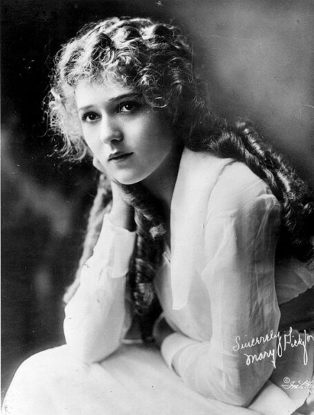 第二届（1928－1930） 玛丽·碧克馥 Mary Pickford 性别: 女 星座: 白羊座 生卒日期: 1892-04-08 至 1979-05-29 出生地: 加拿大,安大略省,多伦多 职业: 演员 / 制片 / 编剧 / 导演 更多外文名: Baby Gladys (昵称) / &amp;quot;The Girl with the Golden Hair&amp;quot; (昵称) 1930年 奥斯卡(美国电影学院奖) 最佳女主角 贵妇人 (1929)