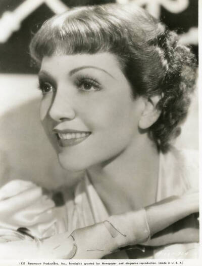 第七届（1934－1935） 克劳黛·考尔白 Claudette Colbert 性别: 女 星座: 处女座 生卒日期: 1903-09-13 至 1996-07-30 出生地: 法国,巴黎 职业: 演员 更多外文名: Emilie Claudette Chauchoin (本名) / Lily (昵称) 1…