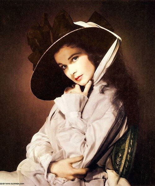 第十二届（1939－1940） 费雯·丽 Vivien Leigh 性别: 女 星座: 天蝎座 生卒日期: 1913-11-05 至 1967-07-08 出生地: 英国,英属印度西孟加拉邦大吉岭 职业: 演员 更多外文名: Vivian Mary Hartley(本名) / Vivling(昵称) 更多中文名: 慧雲·李(港译) / 薇薇安·李 / 薇薇安·玛丽·哈特莱(原名) 1940 奥斯卡(美国电影学院奖) 最佳女主角 乱世佳人 (1939)