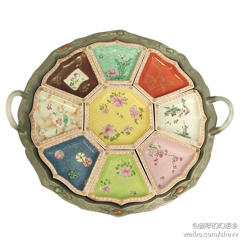 这个多彩拼盘好可爱啊，1820年左右，镶嵌玛瑙玉石片，玉把手，底座是锡托盘，介绍者说居然有人想买去做烟灰缸！那怎么能行！