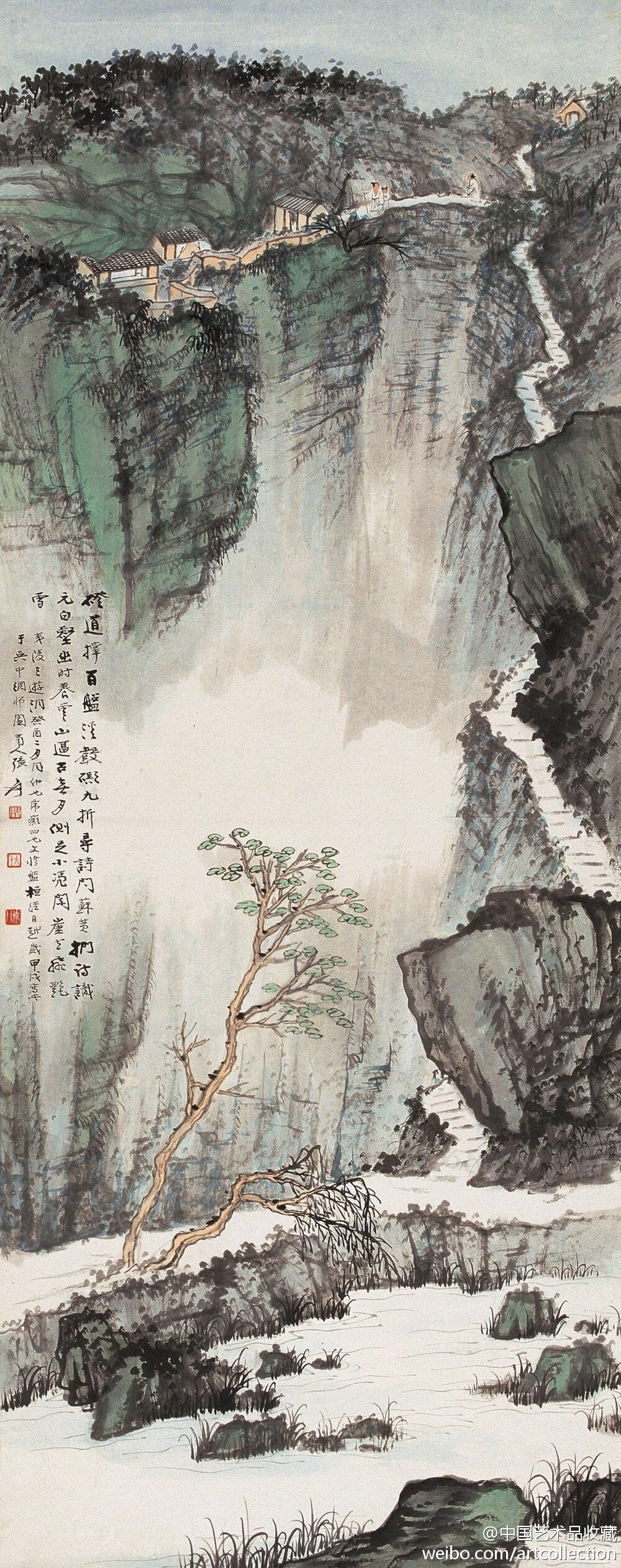 【 张大千 《夷陵三游洞》 】立轴，纸本设色，122×47cm，1934年作。 夷陵三游洞景色奇丽，曾被古人喻为“幻境”。此幅作品布局精巧，以工写结合手法绘出山势的奇崛。画中三人结伴拾阶而上，相互关照；山高处，几间房屋，一带围墙，却是一番隐居妙地。