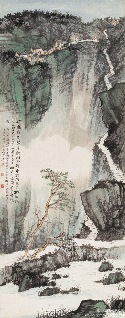 【 张大千 《夷陵三游洞》 】立轴，纸本设色，122×47cm，1934年作。 夷陵三游洞景色奇丽，曾被古人喻为“幻境”。此幅作品布局精巧，以工写结合手法绘出山势的奇崛。画中三人结伴拾阶而上，相互关照；山高处，几间房…