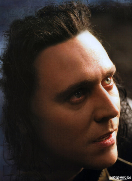 【影视·美图】#汤姆·希德勒斯顿 Tom Hiddleston-1981-02-09-33岁生日快乐~#在雷神1和复联1的双重轰击下，抖森的名字在2012-2013成为更多人心目中的男神~完美外表条件的他，有着过人的教育背景，面对粉丝时永远是暖心的萌物，14年他会用更多优秀的表演作品给影迷惊喜~