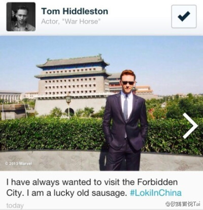 【影视·美图】#汤姆·希德勒斯顿 Tom Hiddleston-1981-02-09-33岁生日快乐~#在雷神1和复联1的双重轰击下，抖森的名字在2012-2013成为更多人心目中的男神~完美外表条件的他，有着过人的教育背景，面对粉丝时永远是暖心…