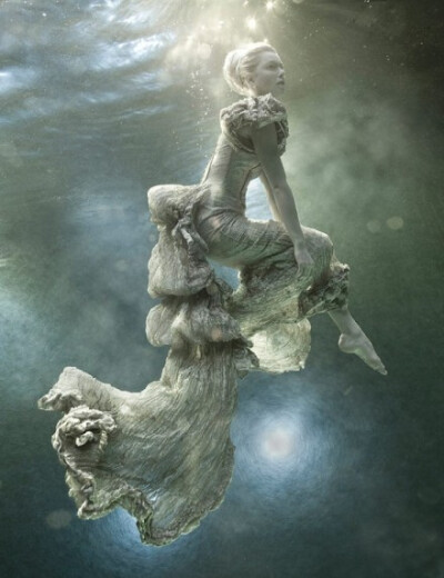 英国自学成才的摄影师Zena Holloway 水下摄影作品。