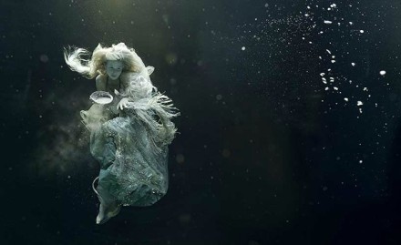 英国自学成才的摄影师Zena Holloway 水下摄影作品。