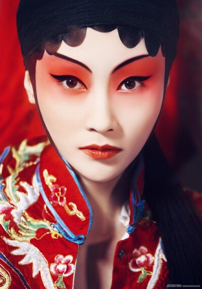 Beautiful Beijing Opera make up中国红~