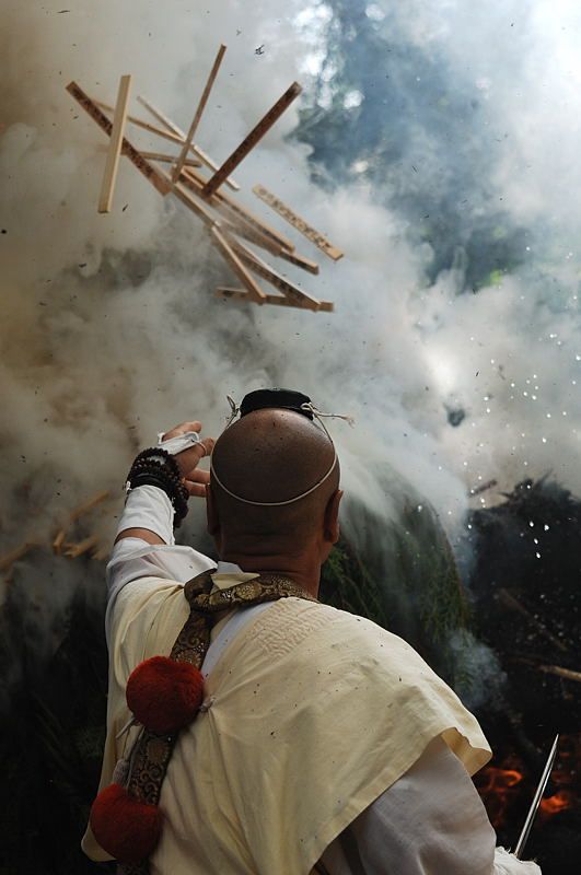 Yamabushi (Japanese mountain ascetic hermits) performing a ritual of making offerings into consecrated fire. 採燈大護摩