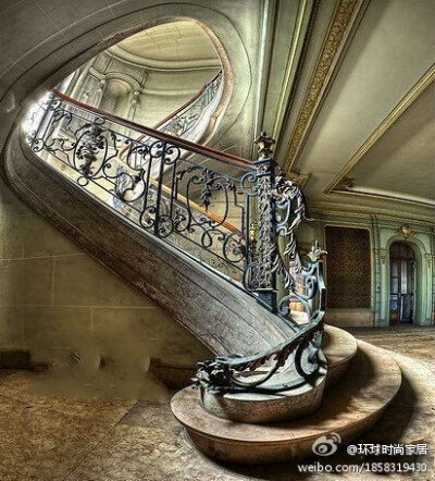 这个楼梯的造型很迷人~