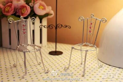 铝线椅子...给它们再弄了张桌子 - 生活处处有美好 （from mounku - 爱手工） http://t.cn/SPrrEQ