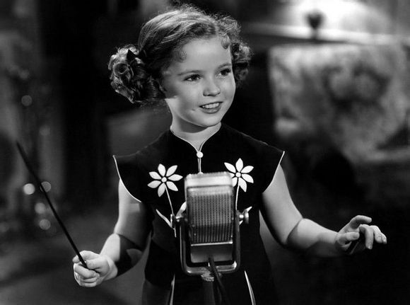  秀兰·邓波尔（Shirley Temple，1928年4月23日-2014年2月11日），儿童时期为美国著名童星之一，美国历史上第一位女礼宾司司长。生于美国加利福尼亚州的圣莫尼卡。她的父亲乔治·弗朗西斯·邓波儿，（George Francis Temple）是一位银行的出纳员，她母亲格特鲁德·阿米莉亚·邓波儿，是一位家庭主妇。她的祖先来自于英国、德国及荷兰。