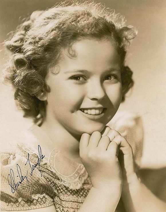  秀兰·邓波尔（Shirley Temple，1928年4月23日-2014年2月11日），儿童时期为美国著名童星之一，美国历史上第一位女礼宾司司长。生于美国加利福尼亚州的圣莫尼卡。她的父亲乔治·弗朗西斯·邓波儿，（George Francis Temple）是一位银行的出纳员，她母亲格特鲁德·阿米莉亚·邓波儿，是一位家庭主妇。她的祖先来自于英国、德国及荷兰。