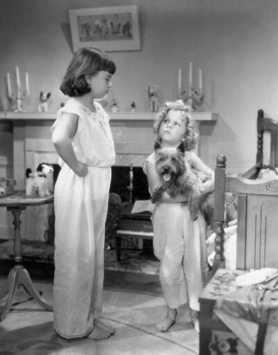  秀兰·邓波尔（Shirley Temple，1928年4月23日-2014年2月11日），儿童时期为美国著名童星之一，美国历史上第一位女礼宾司司长。生于美国加利福尼亚州的圣莫尼卡。她的父亲乔治·弗朗西斯·邓波儿，（George Francis Te…