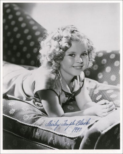  秀兰·邓波尔（Shirley Temple，1928年4月23日-2014年2月11日），儿童时期为美国著名童星之一，美国历史上第一位女礼宾司司长。生于美国加利福尼亚州的圣莫尼卡。她的父亲乔治·弗朗西斯·邓波儿，（George Francis Te…