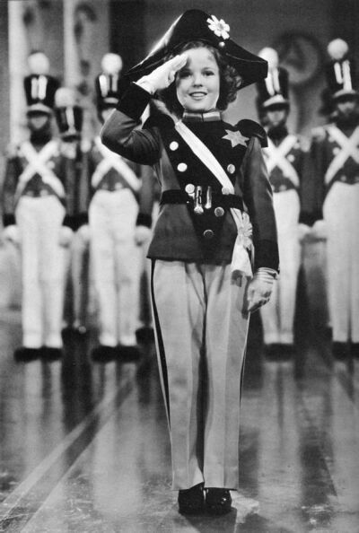  秀兰·邓波尔（Shirley Temple，1928年4月23日-2014年2月11日），儿童时期为美国著名童星之一，美国历史上第一位女礼宾司司长。生于美国加利福尼亚州的圣莫尼卡。她的父亲乔治·弗朗西斯·邓波儿，（George Francis Te…