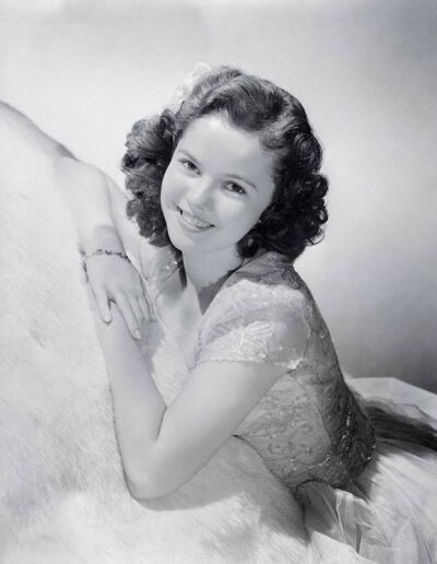  秀兰·邓波尔（Shirley Temple，1928年4月23日-2014年2月11日），儿童时期为美国著名童星之一，美国历史上第一位女礼宾司司长。生于美国加利福尼亚州的圣莫尼卡。她的父亲乔治·弗朗西斯·邓波儿，（George Francis Te…