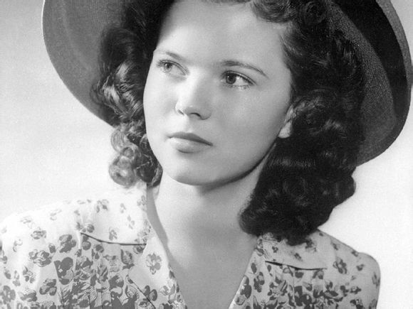  秀兰·邓波尔（Shirley Temple，1928年4月23日-2014年2月11日），儿童时期为美国著名童星之一，美国历史上第一位女礼宾司司长。生于美国加利福尼亚州的圣莫尼卡。她的父亲乔治·弗朗西斯·邓波儿，（George Francis Temple）是一位银行的出纳员，她母亲格特鲁德·阿米莉亚·邓波儿，是一位家庭主妇。她的祖先来自于英国、德国及荷兰。