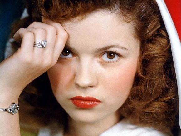  秀兰·邓波尔（Shirley Temple，1928年4月23日-2014年2月11日），儿童时期为美国著名童星之一，美国历史上第一位女礼宾司司长。生于美国加利福尼亚州的圣莫尼卡。她的父亲乔治·弗朗西斯·邓波儿，（George Francis Temple）是一位银行的出纳员，她母亲格特鲁德·阿米莉亚·邓波儿，是一位家庭主妇。她的祖先来自于英国、德国及荷兰。