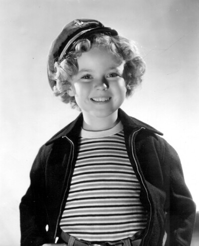  秀兰·邓波尔（Shirley Temple，1928年4月23日-2014年2月11日），儿童时期为美国著名童星之一，美国历史上第一位女礼宾司司长。生于美国加利福尼亚州的圣莫尼卡。她的父亲乔治·弗朗西斯·邓波儿，（George Francis Te…