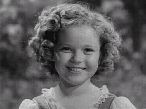  秀兰·邓波尔（Shirley Temple，1928年4月23日-2014年2月11日），儿童时期为美国著名童星之一，美国历史上第一位女礼宾司司长。生于美国加利福尼亚州的圣莫尼卡。她的父亲乔治·弗朗西斯·邓波儿，（George Francis Temple）是一位银行的出纳员，她母亲格特鲁德·阿米莉亚·邓波儿，是一位家庭主妇。她的祖先来自于英国、德国及荷兰。