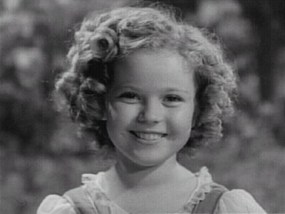  秀兰·邓波尔（Shirley Temple，1928年4月23日-2014年2月11日），儿童时期为美国著名童星之一，美国历史上第一位女礼宾司司长。生于美国加利福尼亚州的圣莫尼卡。她的父亲乔治·弗朗西斯·邓波儿，（George Francis Te…