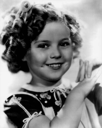  秀兰·邓波尔（Shirley Temple，1928年4月23日-2014年2月11日），儿童时期为美国著名童星之一，美国历史上第一位女礼宾司司长。生于美国加利福尼亚州的圣莫尼卡。她的父亲乔治·弗朗西斯·邓波儿，（George Francis Te…