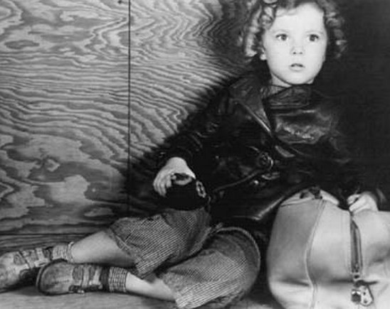  秀兰·邓波尔（Shirley Temple，1928年4月23日-2014年2月11日），儿童时期为美国著名童星之一，美国历史上第一位女礼宾司司长。生于美国加利福尼亚州的圣莫尼卡。她的父亲乔治·弗朗西斯·邓波儿，（George Francis Temple）是一位银行的出纳员，她母亲格特鲁德·阿米莉亚·邓波儿，是一位家庭主妇。她的祖先来自于英国、德国及荷兰。