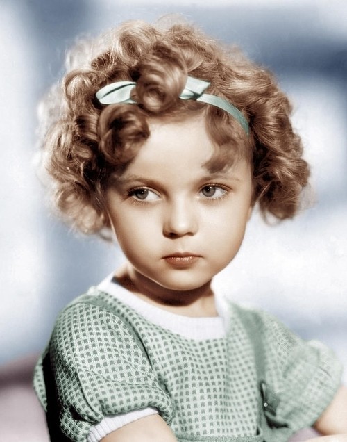  秀兰·邓波尔（Shirley Temple，1928年4月23日-2014年2月11日），儿童时期为美国著名童星之一，美国历史上第一位女礼宾司司长。生于美国加利福尼亚州的圣莫尼卡。她的父亲乔治·弗朗西斯·邓波儿，（George Francis Temple）是一位银行的出纳员，她母亲格特鲁德·阿米莉亚·邓波儿，是一位家庭主妇。她的祖先来自于英国、德国及荷兰。