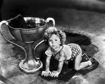  秀兰·邓波尔（Shirley Temple，1928年4月23日-2014年2月11日），儿童时期为美国著名童星之一，美国历史上第一位女礼宾司司长。生于美国加利福尼亚州的圣莫尼卡。她的父亲乔治·弗朗西斯·邓波儿，（George Francis Te…