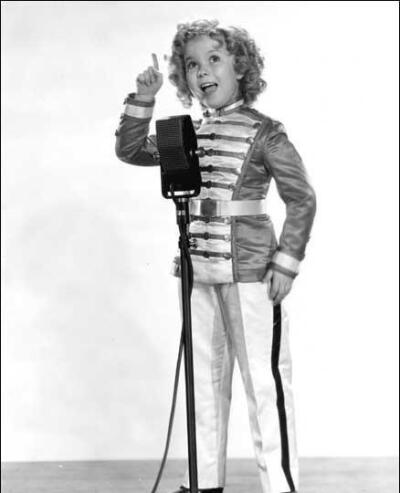  秀兰·邓波尔（Shirley Temple，1928年4月23日-2014年2月11日），儿童时期为美国著名童星之一，美国历史上第一位女礼宾司司长。生于美国加利福尼亚州的圣莫尼卡。她的父亲乔治·弗朗西斯·邓波儿，（George Francis Te…