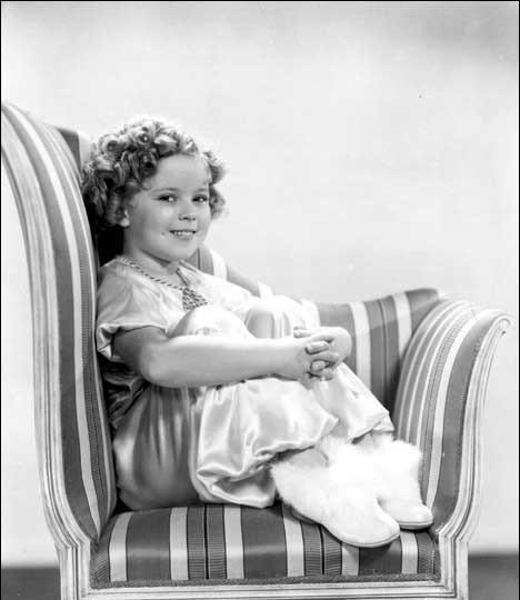  秀兰·邓波尔（Shirley Temple，1928年4月23日-2014年2月11日），儿童时期为美国著名童星之一，美国历史上第一位女礼宾司司长。生于美国加利福尼亚州的圣莫尼卡。她的父亲乔治·弗朗西斯·邓波儿，（George Francis Temple）是一位银行的出纳员，她母亲格特鲁德·阿米莉亚·邓波儿，是一位家庭主妇。她的祖先来自于英国、德国及荷兰。